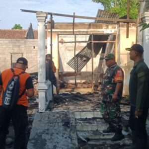 Sijago merah melalap dua rumah warga di Kp. Krajan RT 002 / RW 001 Desa Juglangan Panji Situbondo