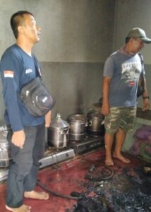 TEMPAT USAHA BUAT RENGGINANG MILIK PAK HARIS DI LALAP SIJAGO MERAH