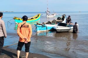 Nelayan Asal Raas Junaedi (35), Hilang di Perairan Jangkar ditemukan Perahu Keadaan Terbalik