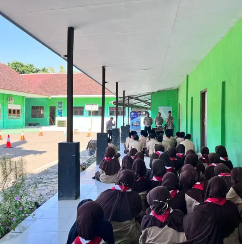 Polres Situbondo Sosialisasikan Proses Pembuatan SIM di Ponpes Misbahul Ulum