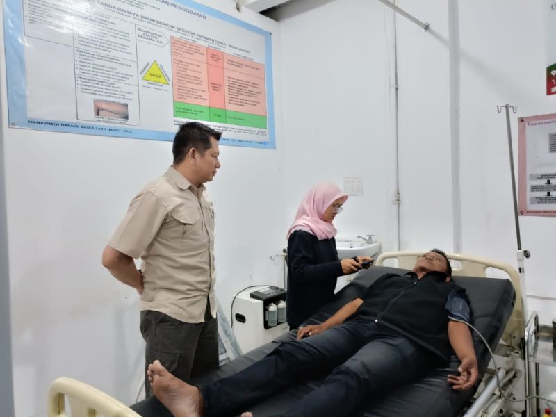 Gawat ! Seorang Berpakaian Jaket Loreng Pukul Andik Sugiono di Jalan Gambirono Jember