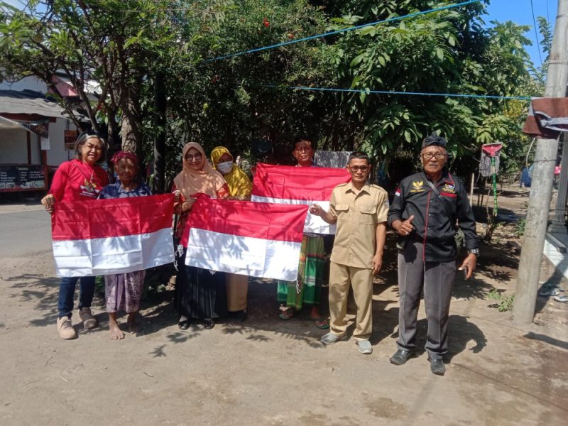Menyambut Hari Kemerdekaan RI ke-80, FPK Bagi-Bagi Bendera Merah Putih Dengan Door to Door