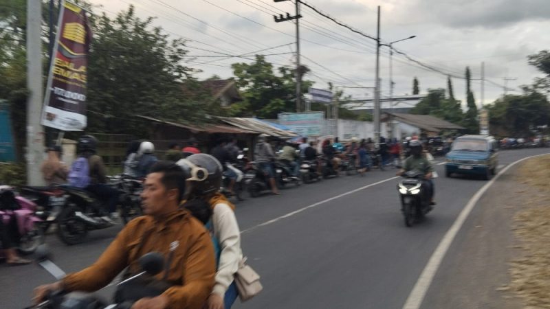 Solidaritas RAJE Jember Bagi-Bagi 1000 Snack ke Masyarakat yang Antri BBM