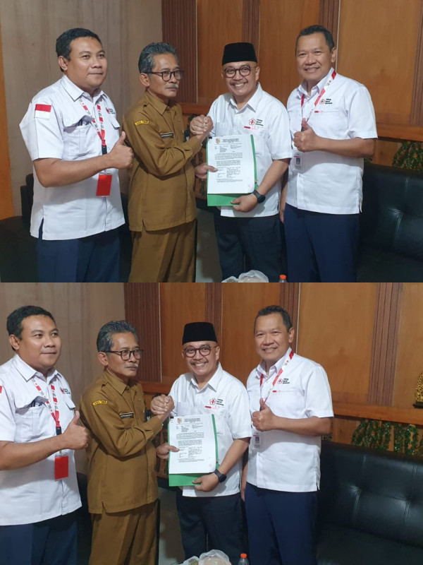 Serah Terima Rekom Ijin Lingkungan DLH Ke PMI Cabang Jember