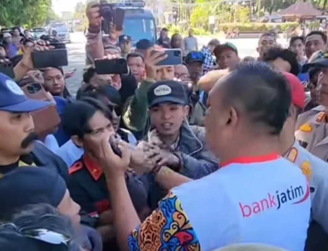Bupati Situbondo, Mas Rio Temui Puluhan Peserta Unras di Alun-Alun Situbondo