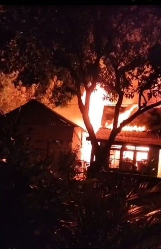 Kebakaran Hebat di Sumberkolak Situbondo Dua Rumah Warga Ludes Terbakar