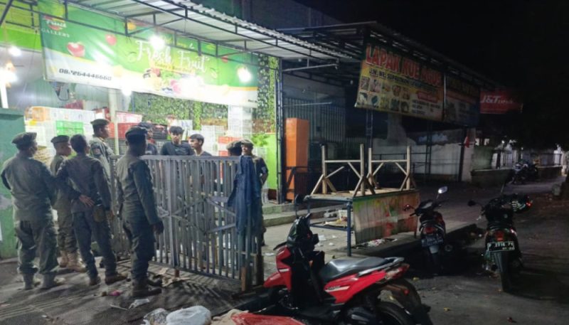 Satpol PP Situbondo menindaklanjuti aduan masyarakat tertibkan penjual lapak di trotoar