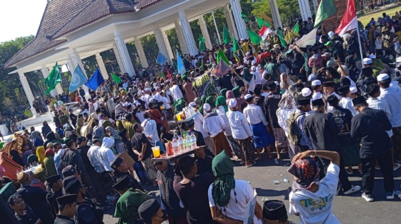 Alun-Alun Situbondo dipadati alumni Ponpes se-Situbondo Tuntut Izin Trans 7 Dicabut
