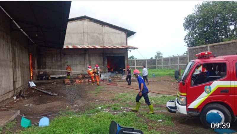 Gudang Makanan Ringan di Situbondo Terbakar, Kerugian Capai Rp 1,6 Miliar