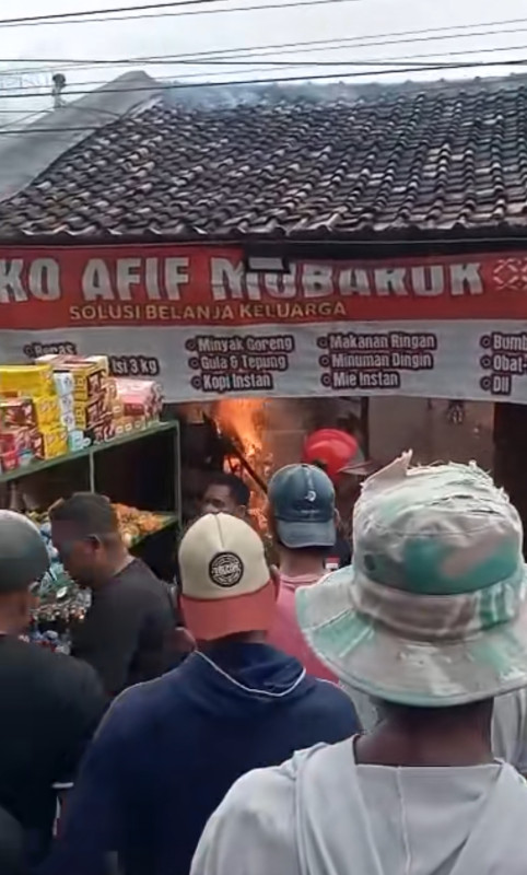 Kebakaran melanda toko Afif Mubarok di Desa Olean Situbondo